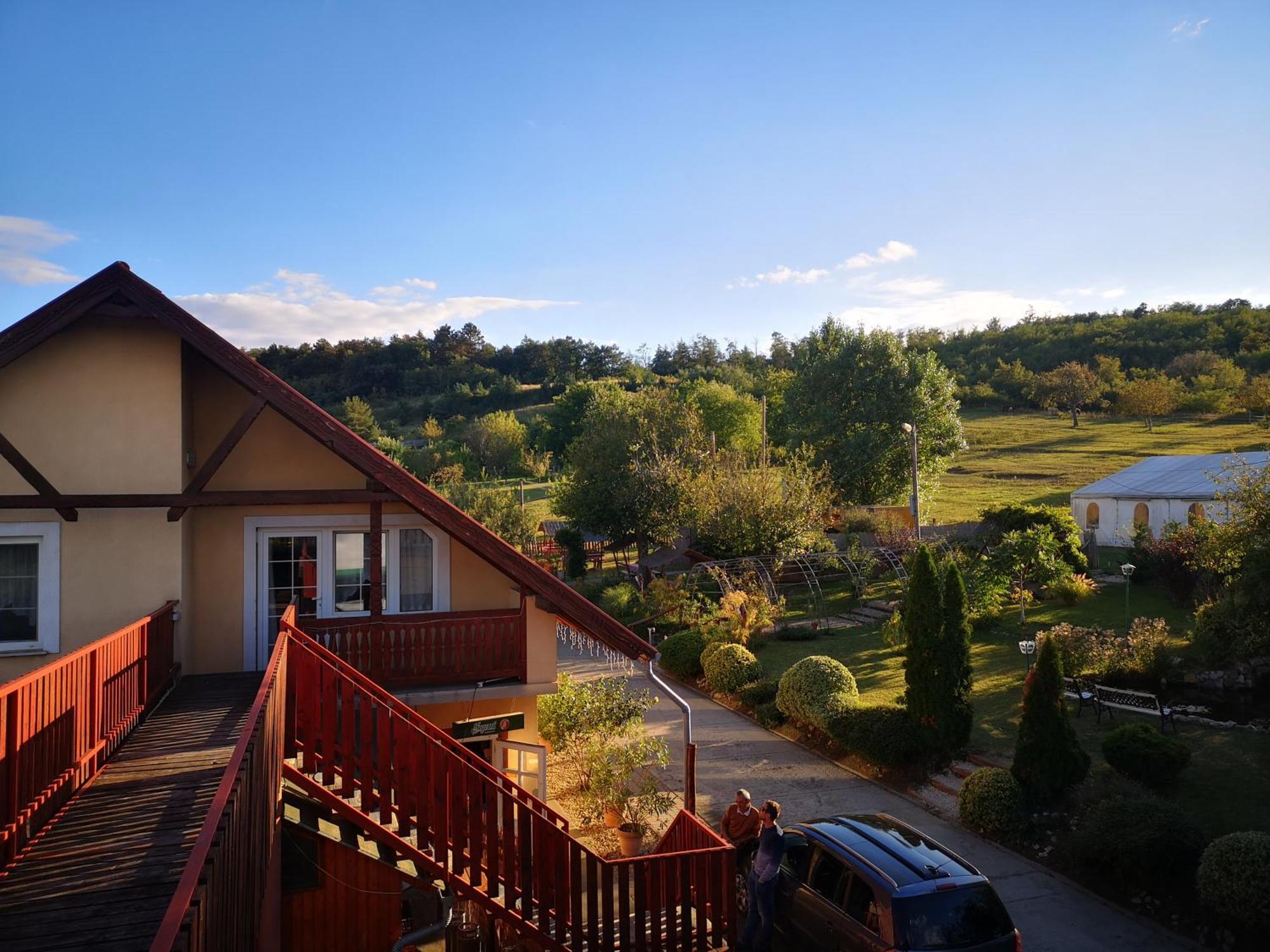 Bed and Breakfast Pilisi Lovas Major, Dorog Екстер'єр фото